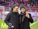 08.12.2018, Fussball 1. Bundesliga 2018/2019, 14. Spieltag,  FC Bayern Mnchen - 1.FC Nrnberg, in der Allianz-Arena Mnchen.   li: Trainer Niko Kovac (FC Bayern Mnchen) beim Selfie mit einem Fan.

 
