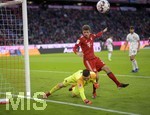 08.12.2018, Fussball 1. Bundesliga 2018/2019, 14. Spieltag,  FC Bayern Mnchen - 1.FC Nrnberg, in der Allianz-Arena Mnchen.  v.li: Torwart Fabian Bredlow (1.FC Nrnberg) gegen Thomas Mller (FC Bayern Mnchen).
 
 
