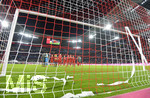 08.12.2018, Fussball 1. Bundesliga 2018/2019, 14. Spieltag,  FC Bayern Mnchen - 1.FC Nrnberg, in der Allianz-Arena Mnchen.   Bayernfans werfen ber die gesamte Breite der Sdtribne Papierschlangen auf das Spielfeld, nach dem Spiel hngen immer noch welche im Netz.
 
