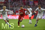 08.12.2018, Fussball 1. Bundesliga 2018/2019, 14. Spieltag,  FC Bayern Mnchen - 1.FC Nrnberg, in der Allianz-Arena Mnchen.  v.l. Serge Gnabry (FC Bayern Mnchen) und Patrick Erras (1.FC Nrnberg) im Duell um den Ball.

 
