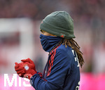 08.12.2018, Fussball 1. Bundesliga 2018/2019, 14. Spieltag,  FC Bayern Mnchen - 1.FC Nrnberg, in der Allianz-Arena Mnchen.  Renato Sanches (Bayern Mnchen) warm eingepackt.

 
