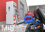 13.12.2018, Eine Elektroauto-Ladesule bei Wagner Haus- und Umwelttechnik in Woringen im Allgu, Ein Nissan Elektroauto wird geladen.

 
