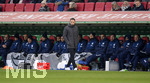 15.12.2018, Fussball 1. Bundesliga 2018/2019, 15. Spieltag, FC Augsburg - FC Schalke 04, in der WWK-Arena Augsburg. Trainer Domenico Tedesco (FC Schalke 04) nachdenklich.
 

