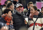 19.12.2018, Fussball 1. Bundesliga 2018/2019, 16. Spieltag,  FC Bayern Mnchen - RB Leipzig, in der Allianz-Arena Mnchen. Lisa Mller (Bayern Mnchen) spricht mit Thomas Mller seinen Eltern.
 
