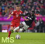 19.12.2018, Fussball 1. Bundesliga 2018/2019, 16. Spieltag,  FC Bayern Mnchen - RB Leipzig, in der Allianz-Arena Mnchen.  v.li: Joshua Kimmich (FC Bayern Mnchen) gegen Bruma (RB Leipzig).
 
