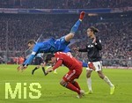 19.12.2018, Fussball 1. Bundesliga 2018/2019, 16. Spieltag,  FC Bayern Mnchen - RB Leipzig, in der Allianz-Arena Mnchen.  Torwart Manuel Neuer (FC Bayern Mnchen) fliegt ber Mats Hummels (Bayern Mnchen), re: Yussuf Poulsen (RB Leipzig).
 

