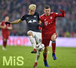19.12.2018, Fussball 1. Bundesliga 2018/2019, 16. Spieltag,  FC Bayern Mnchen - RB Leipzig, in der Allianz-Arena Mnchen. v.li: Kevin Kampl (RB Leipzig) gegen Robert Lewandowski (FC Bayern Mnchen). 
 
