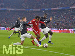 19.12.2018, Fussball 1. Bundesliga 2018/2019, 16. Spieltag,  FC Bayern Mnchen - RB Leipzig, in der Allianz-Arena Mnchen. Renato Sanches (Bayern Mnchen) in der Mangel von Stefan Ilsanker (li, RB Leipzig).
 
