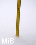 07.01.2019, Wintereinbruch in Bayern, Frau misst mit Meterstab die Schneehhe auf der Terasse in Bad Wrishofen im Allgu. 25cm hoch.