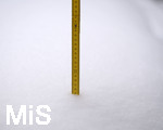 07.01.2019, Wintereinbruch in Bayern, Frau misst mit Meterstab die Schneehhe auf der Terasse in Bad Wrishofen im Allgu. 25cm hoch.