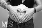 07.01.2019, Schwangere Mutter im 5.Monat. Der werdende Vater und die werdende Mutter formen ein Herz mit ihren Hnden auf ihrem Bauch,   Modelreleased. 