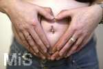 07.01.2019, Schwangere Mutter im 5.Monat. Der werdende Vater und die werdende Mutter formen ein Herz mit ihren Hnden auf ihrem Bauch,   Modelreleased. 