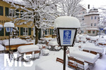09.01.2019, Winter in Bad Wrishofen im Allgu,  Nach starkem Schneefall hat sich die Kurstadt in ein Winterwunderland verwandelt. Auf den Biertischen im Biergarten des Gasthof Rssle liegt ein halber Meter Schnee.
