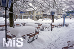 09.01.2019, Winter in Bad Wrishofen im Allgu,  Nach starkem Schneefall hat sich die Kurstadt in ein Winterwunderland verwandelt. Auf den Biertischen im Biergarten des Gasthof Rssle liegt ein halber Meter Schnee.