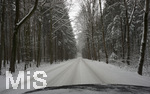 10.01.2019, Winter in Bad Wrishofen im Allgu,  Nach starkem Schneefall hat sich die Kurstadt in ein Winterwunderland verwandelt.  Autofahrt durch den Winterwald, eine schneebedeckte Strasse.