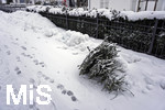 10.01.2019, Winter in Bad Wrishofen im Allgu,  Nach starkem Schneefall hat sich die Kurstadt in ein Winterwunderland verwandelt.  Bewohner eines Hauses haben ihren Christbaum auf die Strasse geworfen.