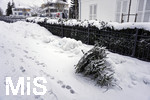 10.01.2019, Winter in Bad Wrishofen im Allgu,  Nach starkem Schneefall hat sich die Kurstadt in ein Winterwunderland verwandelt.  Bewohner eines Hauses haben ihren Christbaum auf die Strasse geworfen.