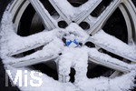 10.01.2019, Winter in Bad Wrishofen im Allgu,  Nach starkem Schneefall hat sich die Kurstadt in ein Winterwunderland verwandelt.  Dei Felgen eines BMWs sind voller Schnee.