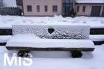 10.01.2019, Winter in Bad Wrishofen im Allgu,  Nach starkem Schneefall hat sich die Kurstadt in ein Winterwunderland verwandelt. Eine Holzbank mit Herz in der Lehne.