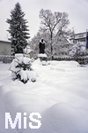 10.01.2019, Winter in Bad Wrishofen im Allgu,  Nach starkem Schneefall hat sich die Kurstadt in ein Winterwunderland verwandelt.  Hier die Fussgngerzone mit dem Kneipp-Denkmal am Denkmalplatz. 