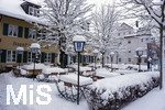 10.01.2019, Winter in Bad Wrishofen im Allgu,  Nach starkem Schneefall hat sich die Kurstadt in ein Winterwunderland verwandelt. Hier der Gasthof Rssle, die Bierbnke und Biertische im Biergarten sind mit einem Halben Meter Schnee bedeckt.