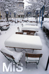 10.01.2019, Winter in Bad Wrishofen im Allgu,  Nach starkem Schneefall hat sich die Kurstadt in ein Winterwunderland verwandelt. Hier der Gasthof Rssle, die Lampen im Biergarten sind mit einem Halben Meter Schnee bedeckt.