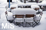 10.01.2019, Winter in Bad Wrishofen im Allgu,  Nach starkem Schneefall hat sich die Kurstadt in ein Winterwunderland verwandelt. Hier der Gasthof Rssle, die Lampen im Biergarten sind mit einem Halben Meter Schnee bedeckt.