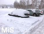 10.01.2019, Winter in Bad Wrishofen im Allgu,  Nach starkem Schneefall hat sich die Kurstadt in ein Winterwunderland verwandelt. Ein Auto muss erst mhsam vom Schnee befreit werden.