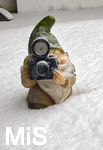10.01.2019, Winter in Bad Wrishofen im Allgu,  Nach starkem Schneefall hat sich die Kurstadt in ein Winterwunderland verwandelt.  Ein lustiger Fotografen-Zwerg steht mit den Beinen im Schnee.