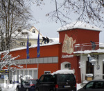11.01.2019, Winter in Bad Wrishofen im Allgu,  Nach starkem Schneefall hat sich die Kurstadt in ein Winterwunderland verwandelt.  Auf dem Dach des Kinos muss von Helfern der Schnee entfernt werden.