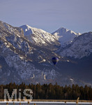 16.01.2019, Winterlandschaft bei Fssen im Allgu. Der Hopfensee. Ein Heissluftballon fliegt am Schloss Neuschwanstein vorbei.