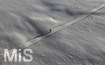16.01.2019, Winterlandschaft bei Fssen im Allgu. Ein Langlufer auf der Langlaufloipe am Hopfensee im Streiflicht. Luftbild mit einer Drohne.