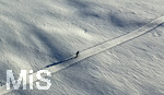16.01.2019, Winterlandschaft bei Fssen im Allgu. Ein Langlufer auf der Langlaufloipe am Hopfensee im Streiflicht. Luftbild mit einer Drohne.