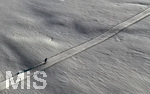 16.01.2019, Winterlandschaft bei Fssen im Allgu. Ein Langlufer auf der Langlaufloipe am Hopfensee im Streiflicht. Luftbild mit einer Drohne. 
