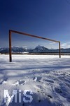 16.01.2019, Winterlandschaft bei Fssen im Allgu. Der Hopfensee. Ein Fussballtor aus Holz steht am See.