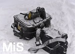 12.01.2019, Wintereinbruch in Bayern,  Fotoausrstung liegt im Schneetreiben auf dem Boden.