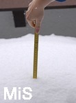 12.01.2019, Wintereinbruch in Bayern, Frau misst mit Meterstab die Schneehhe auf der Terasse in Bad Wrishofen im Allgu. 47cm hoch.