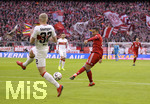 27.01.2019, Fussball 1. Bundesliga 2018/2019, 19. Spieltag, FC Bayern Mnchen - VfB Stuttgart, in der Allianz-Arena Mnchen. Torschuss zum 1:0 von Thiago (re, FC Bayern Mnchen).

 
