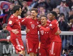 27.01.2019, Fussball 1. Bundesliga 2018/2019, 19. Spieltag, FC Bayern Mnchen - VfB Stuttgart, in der Allianz-Arena Mnchen. Torjubel zum 1:0 von Thiago (2.v.re, FC Bayern Mnchen). re: David Alaba (FC Bayern Mnchen). li: Mats Hummels (Bayern Mnchen), 2.v.li: Leon Goretzka (FC Bayern Mnchen).

 
