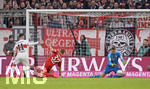 27.01.2019, Fussball 1. Bundesliga 2018/2019, 19. Spieltag, FC Bayern Mnchen - VfB Stuttgart, in der Allianz-Arena Mnchen. re: Torwart Manuel Neuer (FC Bayern Mnchen) hlt den Bal von Anastasios Donis (Stuttgart).

 
