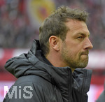 27.01.2019, Fussball 1. Bundesliga 2018/2019, 19. Spieltag, FC Bayern Mnchen - VfB Stuttgart, in der Allianz-Arena Mnchen. Trainer Markus Weinzierl (Stuttgart) nachdenklich.

 
