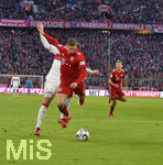 27.01.2019, Fussball 1. Bundesliga 2018/2019, 19. Spieltag, FC Bayern Mnchen - VfB Stuttgart, in der Allianz-Arena Mnchen. Robert Lewandowski (FC Bayern Mnchen) wird hier gefoult.

 
