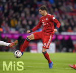 27.01.2019, Fussball 1. Bundesliga 2018/2019, 19. Spieltag, FC Bayern Mnchen - VfB Stuttgart, in der Allianz-Arena Mnchen. Leon Goretzka (FC Bayern Mnchen) am Ball.

 
