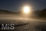 05.02.2019, Winterlandschaft bei Oberstdorf im Allgu. Die warme Abendsonne streift die Berggipfel um Oberstdorf, Nebel senkt sich auf die Schneedecke und die Langlaufloipe.