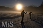 05.02.2019, Winterlandschaft bei Oberstdorf im Allgu. Die warme Abendsonne streift die Berggipfel um Oberstdorf, Nebel senkt sich auf die Schneedecke und die Langlaufloipe.