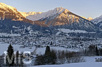 05.02.2019, Winterlandschaft bei Oberstdorf im Allgu. Das Skidorf Oberstdorf liegt im Tal, die warme Abendsonne streift die Berggipfel um Oberstdorf.   
