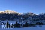05.02.2019, Winterlandschaft bei Oberstdorf im Allgu. Das Skidorf Oberstdorf liegt im Tal, die warme Abendsonne streift die Berggipfel um Oberstdorf.   