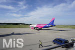 26.05.2018, Allgu-Airport Memmingen, Eine Maschine der WIZZAIR steht auf dem Vorfeld zum Einstieg bereit.