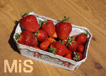 02.06.2018, Frische Erdbeeren in der Schale stehen auf einem Tisch.