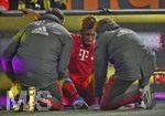 15.02.2019, Fussball 1. Bundesliga 2018/2019, 22. Spieltag, FC Augsburg - FC Bayern Mnchen, in der WWK-Arena Augsburg. Kingsley Coman (Bayern Mnchen) ist verletzt, er wird hier behandelt.
 
